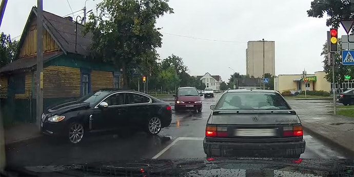 Угонщик на Jaguar попал в глупое ДТП на глазах милиционеров и был задержан (видео)