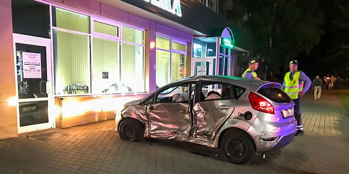 В ГАИ поступило сообщение о пьяных девушках в Ford, но инспекторы не успели — машина влетела в Mercedes