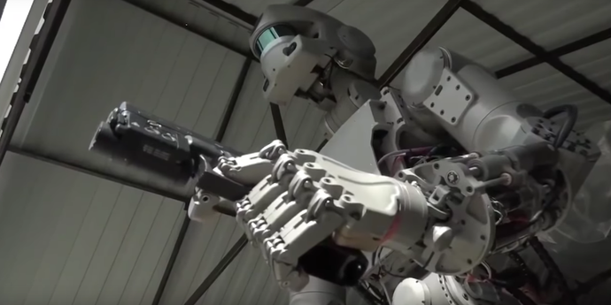 Видеофакт: российский робот Федор научился стрелять с двух рук - Технологии Onlíner