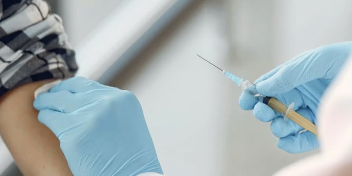 Медсестры использовали шприцы с воздухом для «вакцинации» от коронавируса