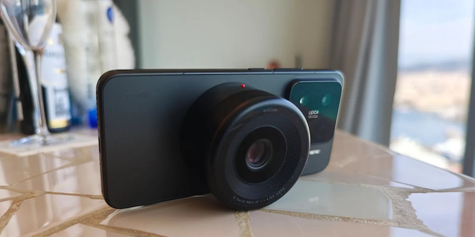 Xiaomiは、レンズを接続できるスマートフォンの概念を示しました