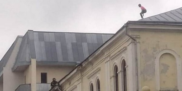 В Гродно заметили девочку на крыше. Снимать ее приехали спасатели