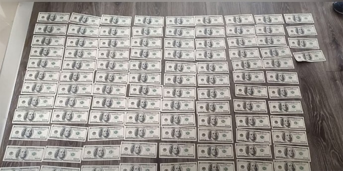 Минчанин случайно положил $41 тысячу в машину не того курьера