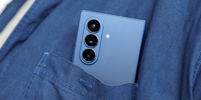 サムスンが3つの画面を備えたスマートフォンをいつ発売するかを内部関係者が発見