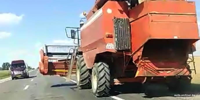 В ГАИ считают, что большинство ДТП с сельхозтехникой происходит по вине водителей попутных автомобилей (видео)