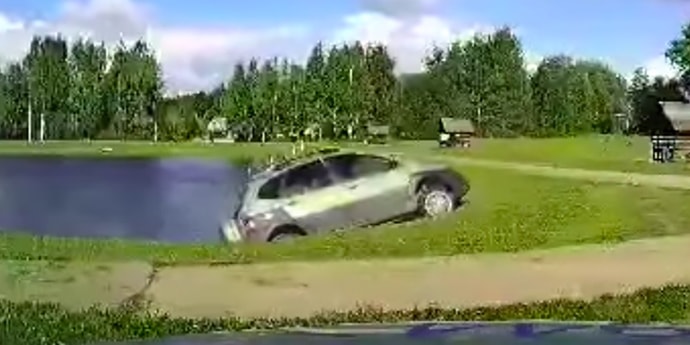 Пьяный рыбак попался ГАИ: подъехал к самому озеру, а выехать не смог (видео)