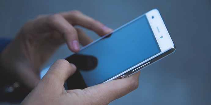 ベラルーシ人は遠隔操作で「携帯電話会社の契約を延長」し、3万ルーブル以上を失った