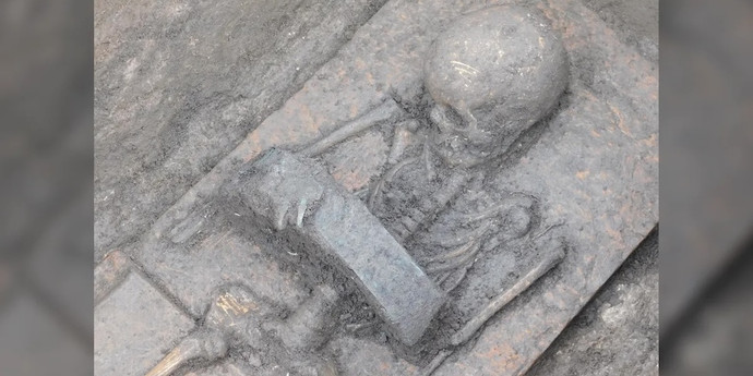 イタリアの墓地には、「戦士のベルト」が付いた珍しい遺骨が隠されていた。彼らは誰のものでしたか？