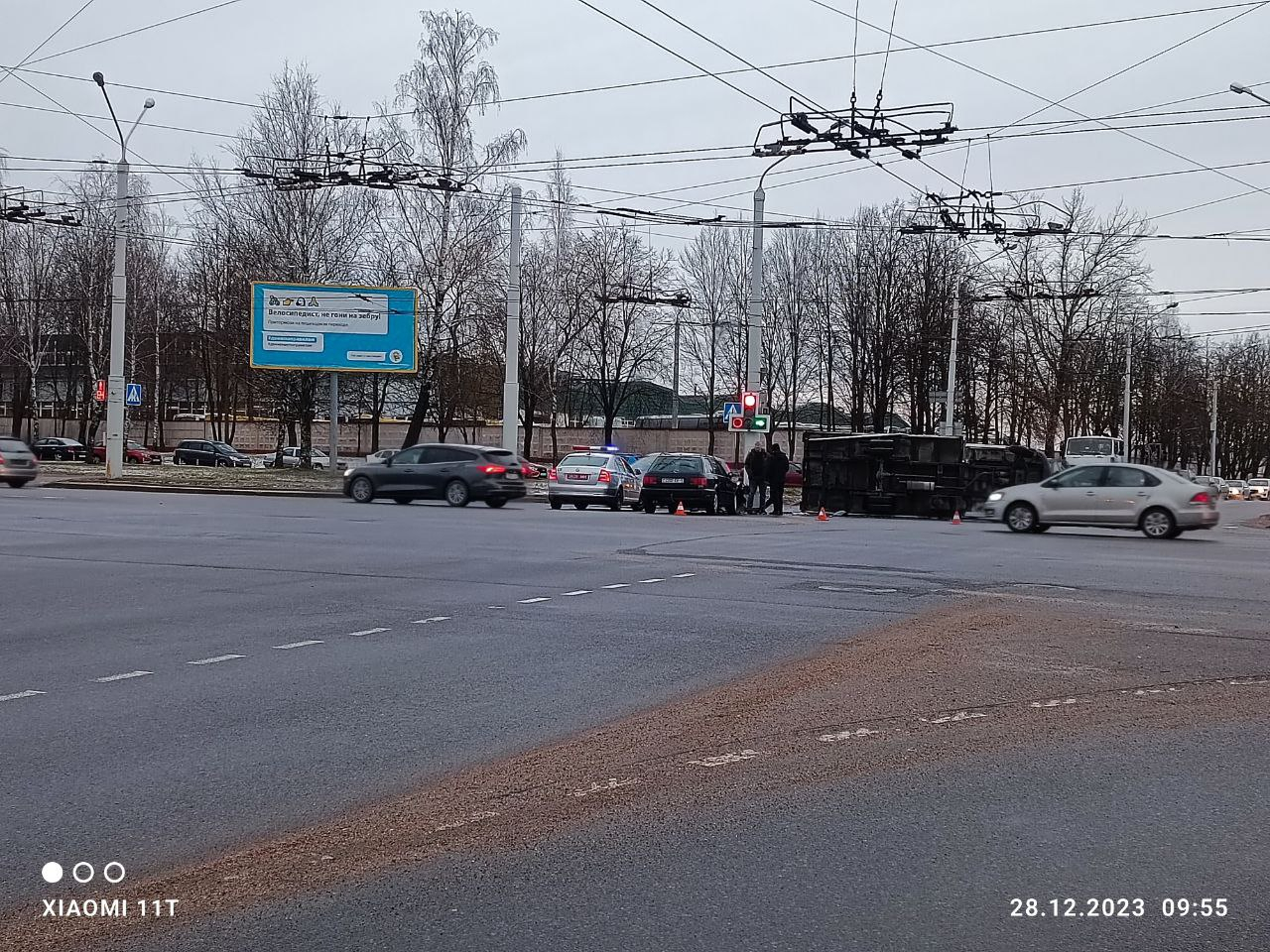 Видео: грузовик уложили на бок на перекрестке