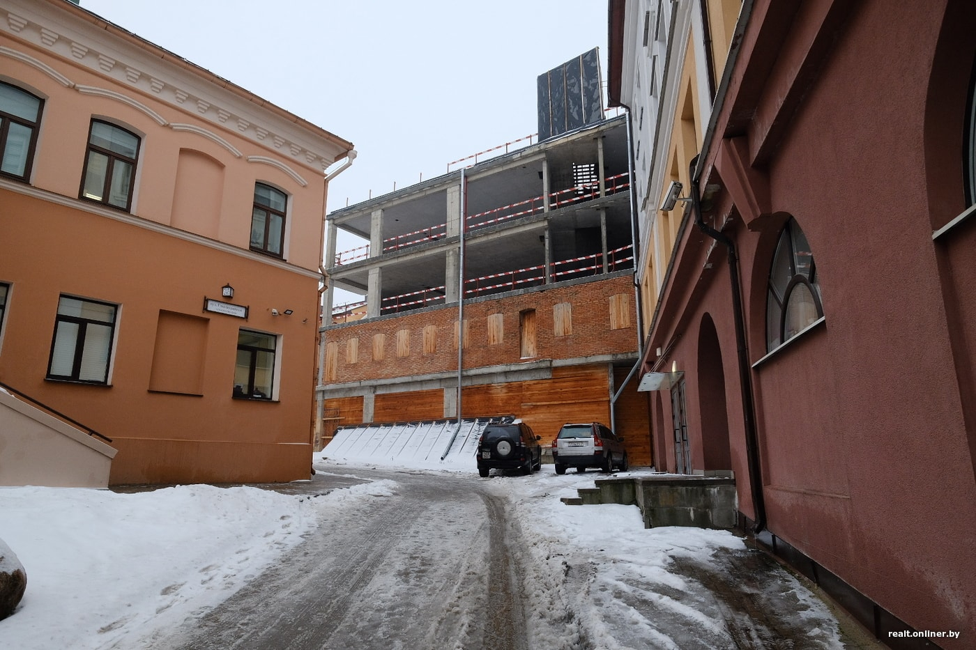 Все уже успели забыть про этот элитный долгострой в самом центре Минска. А  у города на него появились планы