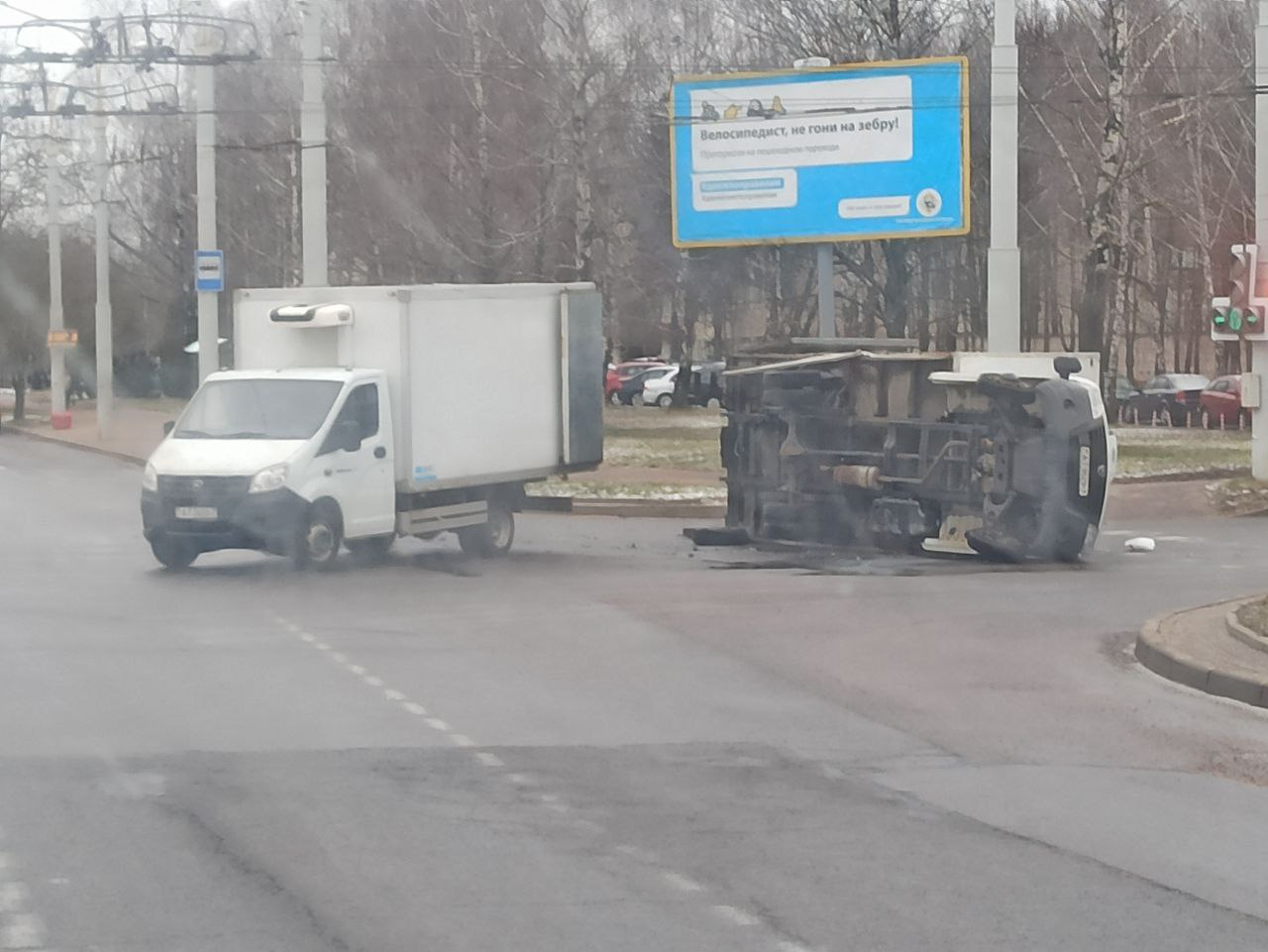 Видео: грузовик уложили на бок на перекрестке