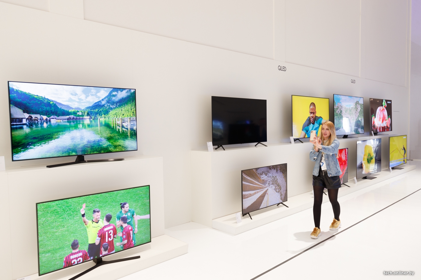 Хороший магазин телевизоров. LG 73006 65 дюймов телевизор. Samsung Smart ТВ q100t. Новый телевизор. Телевизор выставочный.