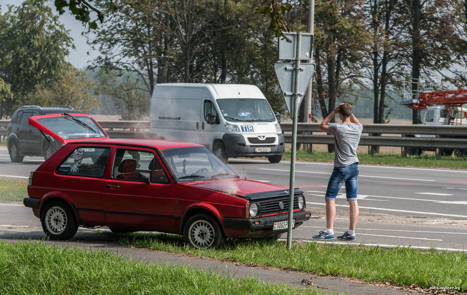 Лишь один из десяти остановился, увидев дымящийся Volkswagen Golf