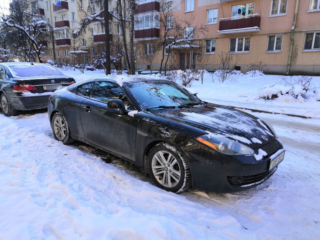 Месть за парковку на убранном от снега месте? В Hyundai Coupe бросили камень  и снесли зеркало