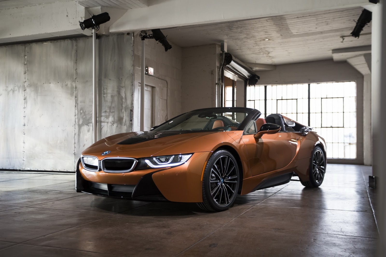 BMW представила серийный родстер i8. У машины выросла емкость батареи