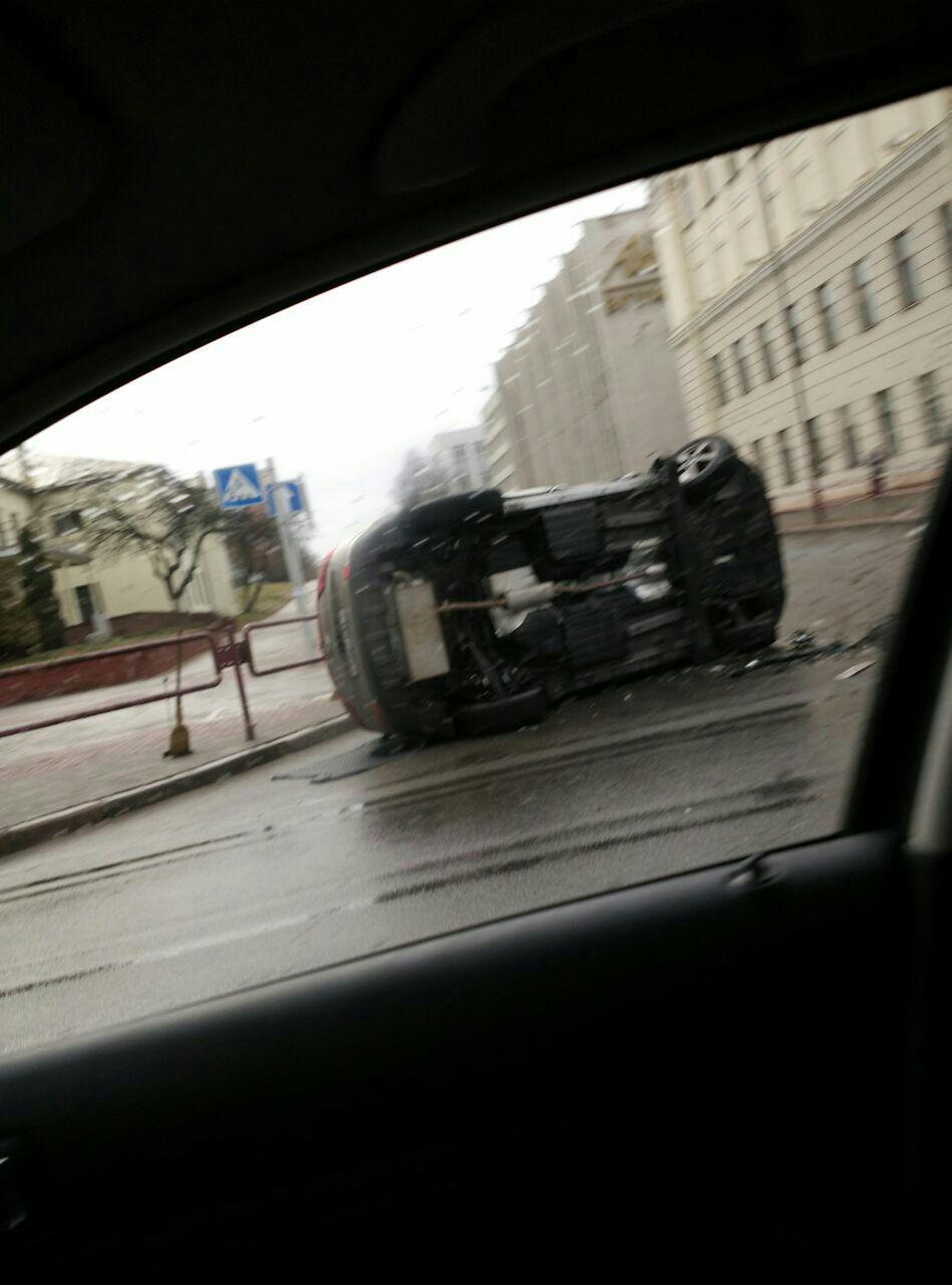 ДТП на Независимости: легковушка с трехлетним малышом опрокинулась на бок