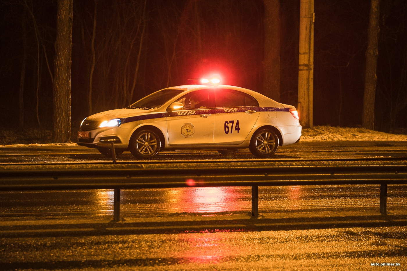 На выезде из Минска Volkswagen влетел под грузовик, водитель погиб