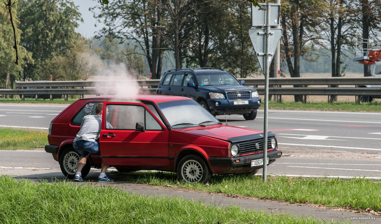 Лишь один из десяти остановился, увидев дымящийся Volkswagen Golf