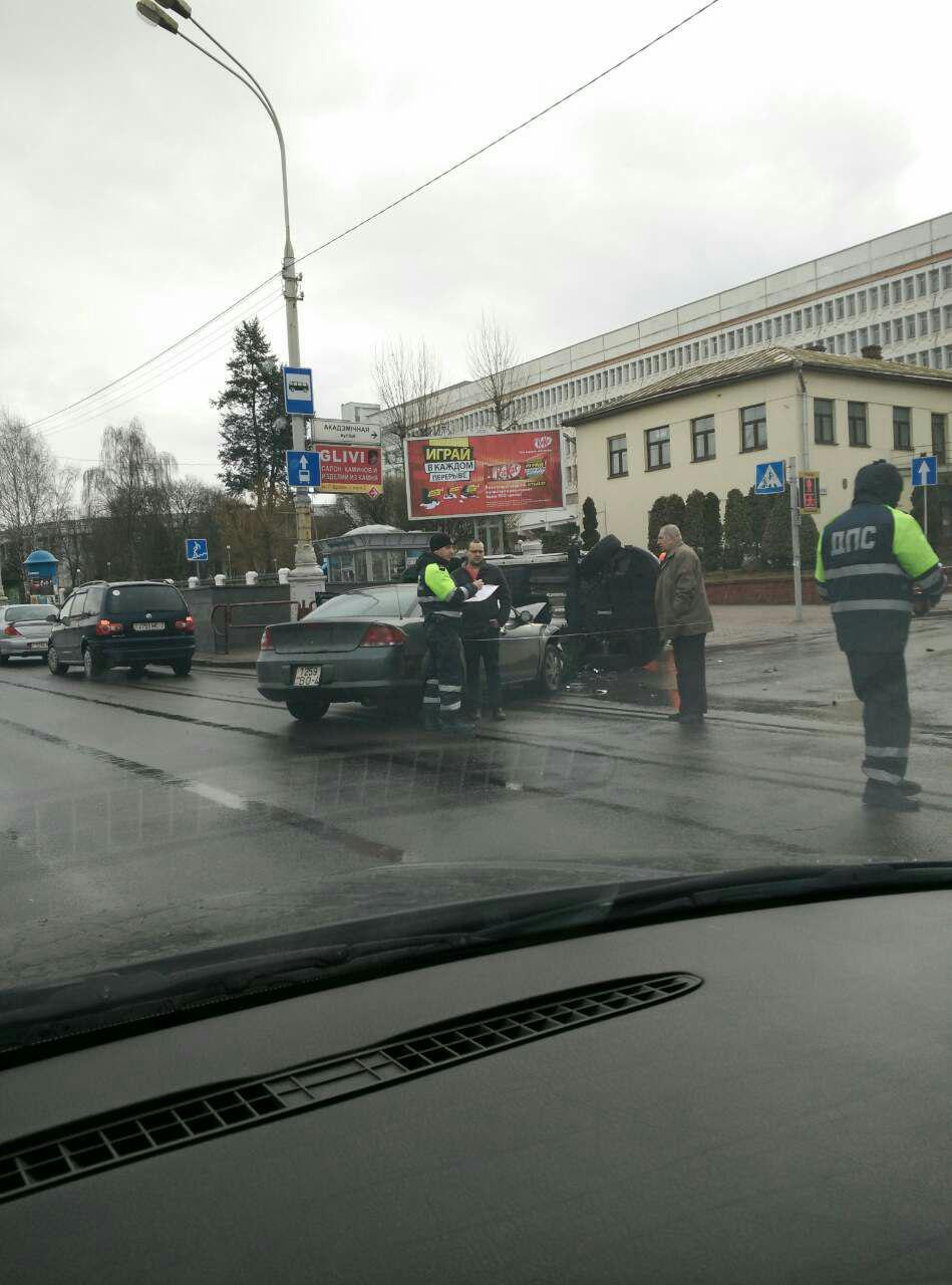 ДТП на Независимости: легковушка с трехлетним малышом опрокинулась на бок