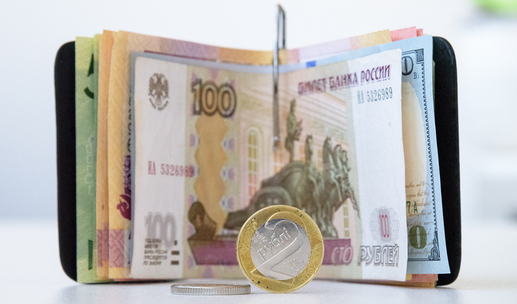 Имеет ли право кассир не брать испорченную купюру Имеет ли право кассир не брать испорченную купюру