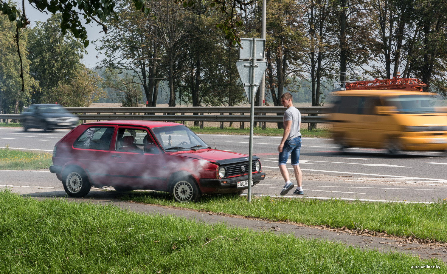 Лишь один из десяти остановился, увидев дымящийся Volkswagen Golf