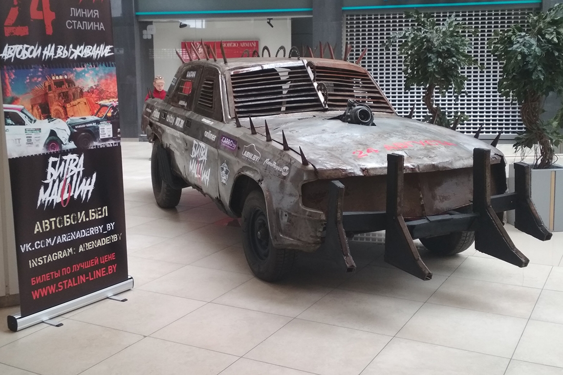 В столичном торговом центре выставили машину в стиле Mad Max