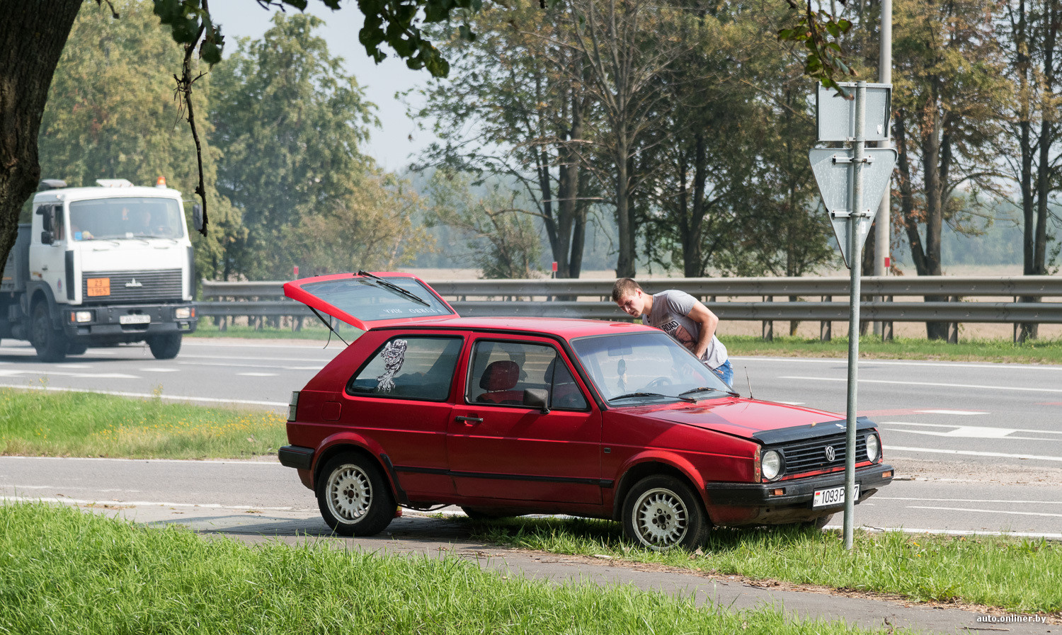 Лишь один из десяти остановился, увидев дымящийся Volkswagen Golf