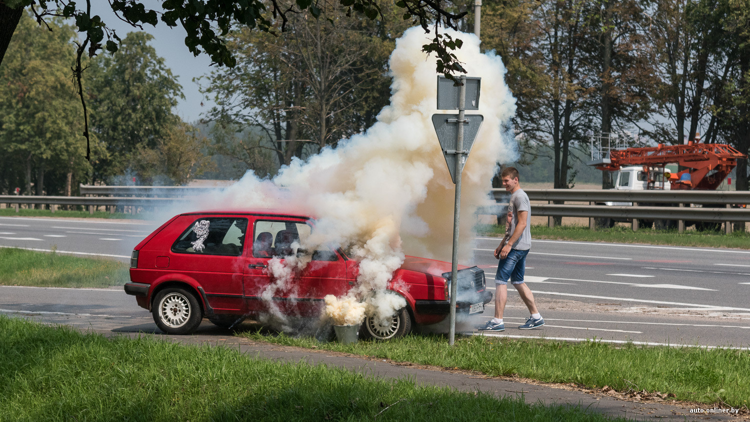 Лишь один из десяти остановился, увидев дымящийся Volkswagen Golf