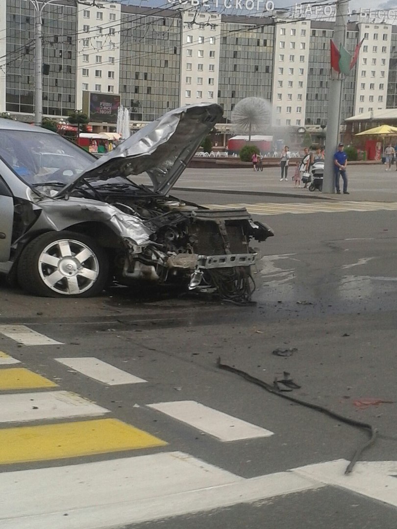 В центре Витебска Renault врезался в патрульный Nissan, последний вылетел  на тротуар. Пострадала пешеход