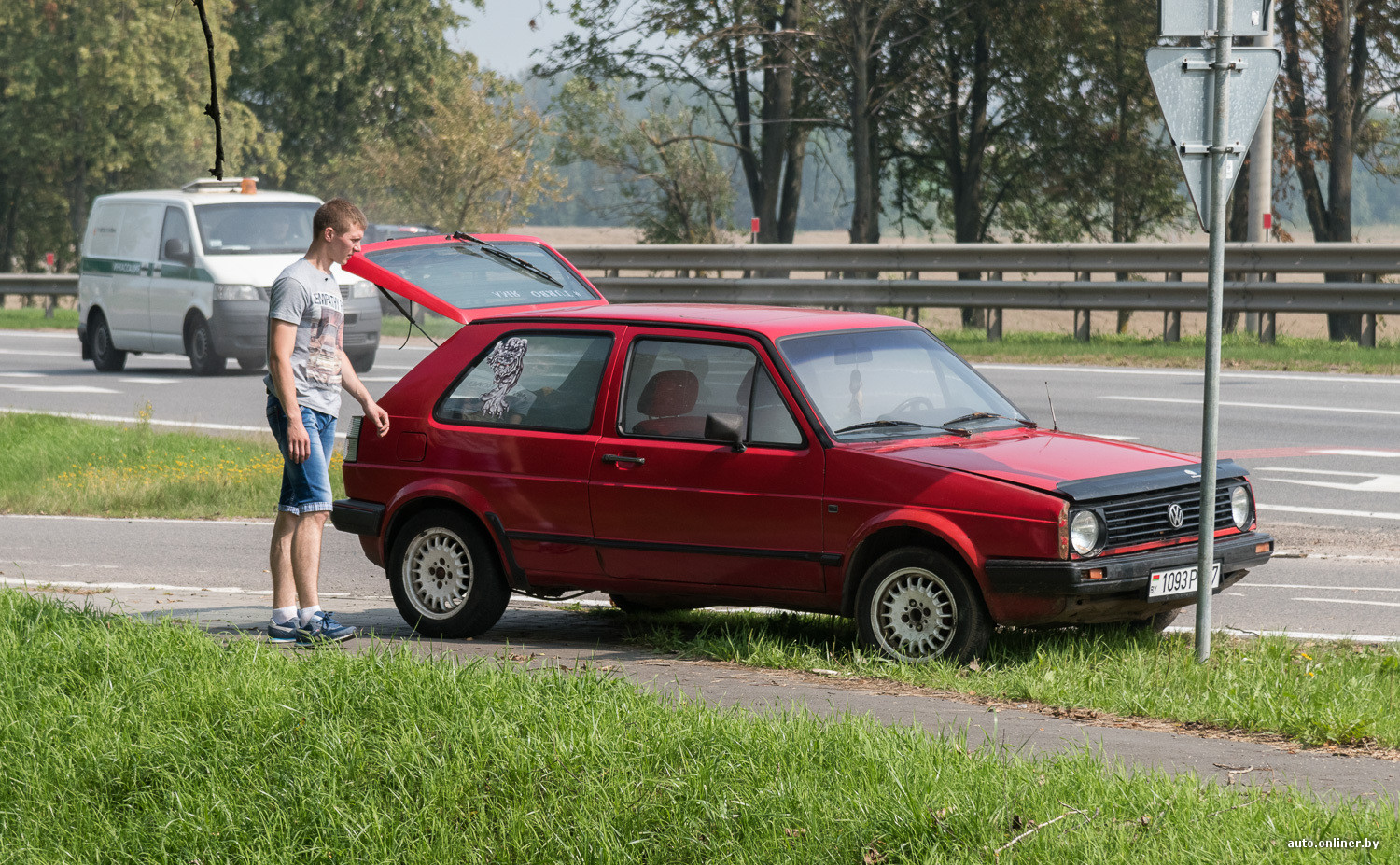 Лишь один из десяти остановился, увидев дымящийся Volkswagen Golf