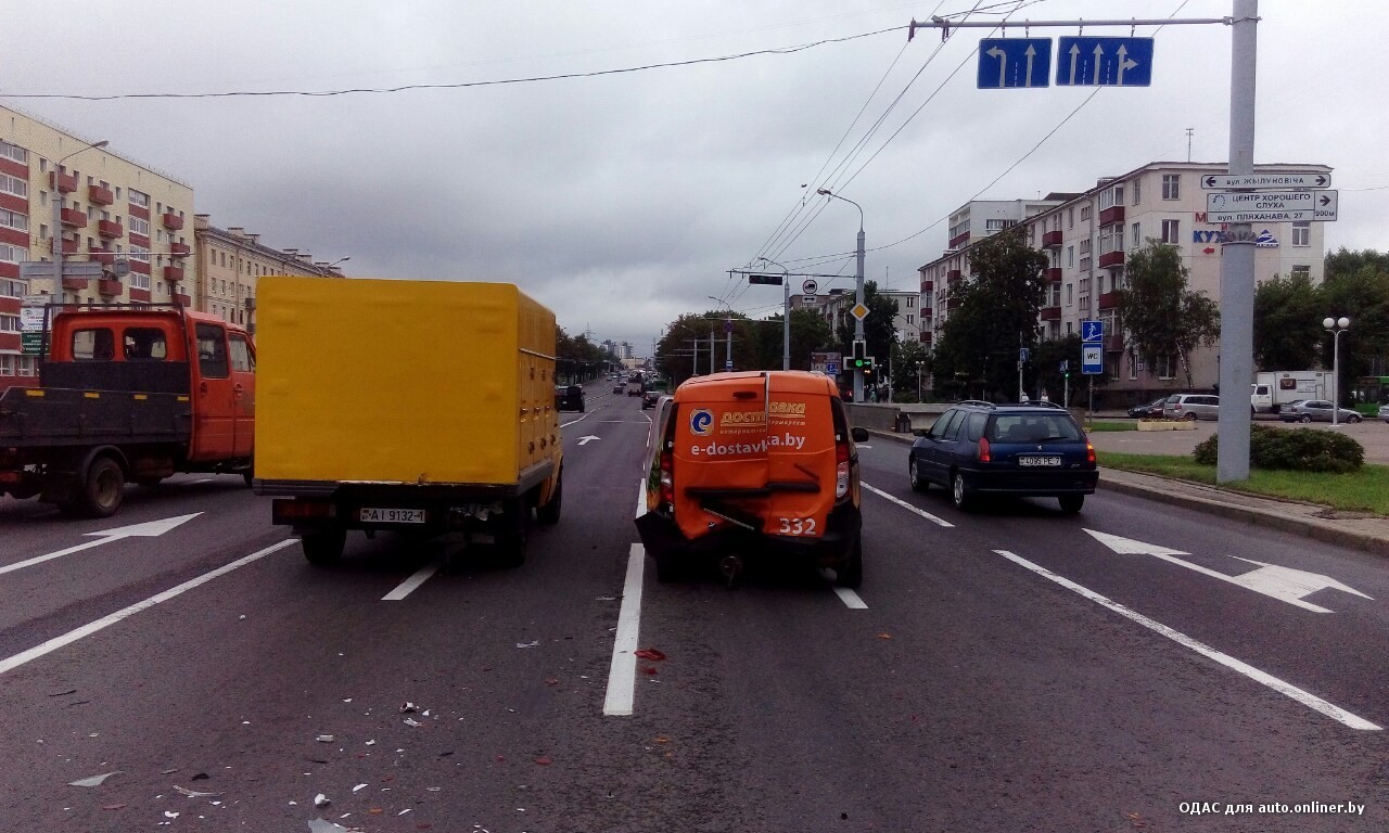 Сильно пьяный водитель Peugeot повредил две машины