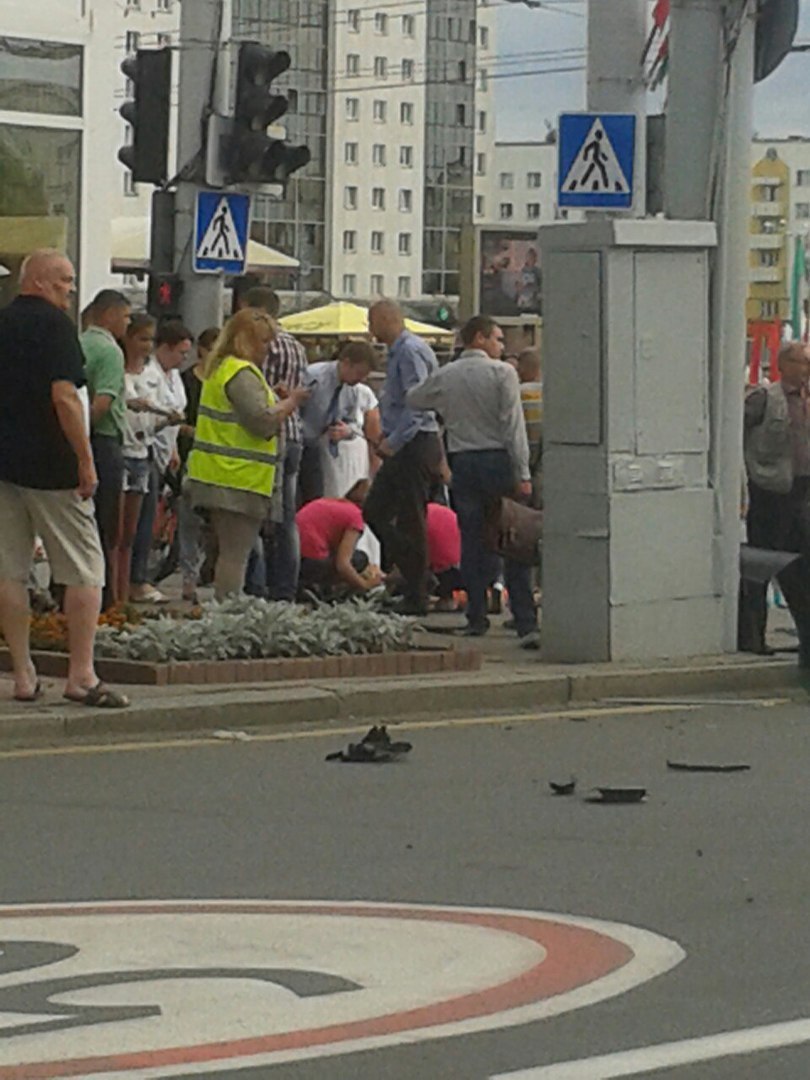 В центре Витебска Renault врезался в патрульный Nissan, последний вылетел  на тротуар. Пострадала пешеход