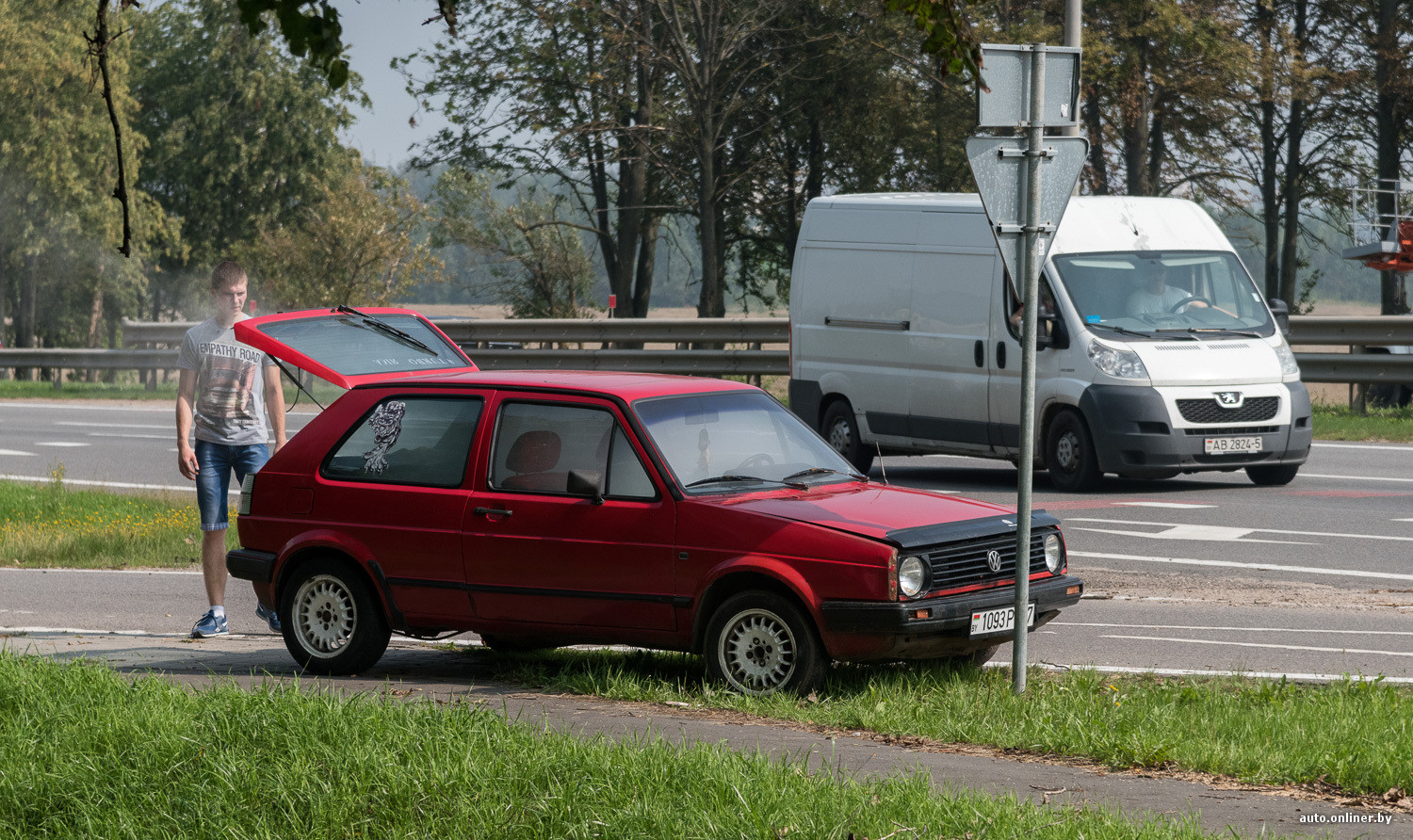 Лишь один из десяти остановился, увидев дымящийся Volkswagen Golf