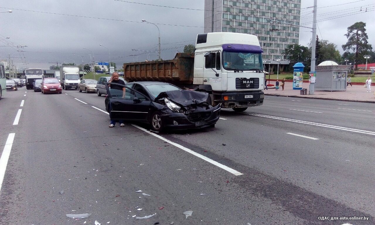 Сильно пьяный водитель Peugeot повредил две машины