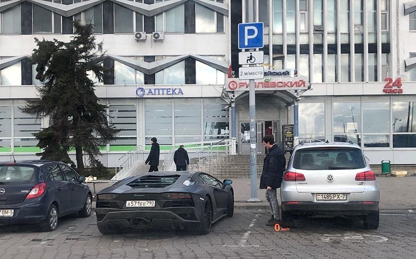 Автомобилист Lamborghini.