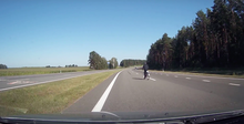При разрешенных 120 км/ч водитель едва увернулся от пьяного пастуха на велосипеде (видео)