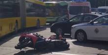 Видео: мотоциклист упал на дорогу после выезда авт