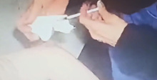 Медсестра делала поддельные прививки от коронавируса антиваксерам (видео)