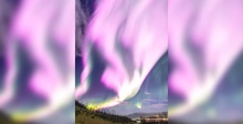Редкое розовое полярное сияние озарило небо над Норвегией