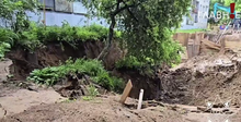 В Витебске рядом с жилой многоэтажкой появилась яма