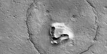 Зонд NASA сфотографировал на Марсе «морду медведя»