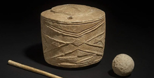 В могиле с «обнимающимися детьми» в Британии нашли странный барабан. Ему 5 тысяч лет