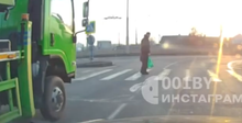 «Ослепило солнце»: водитель грузового Isuzu не пропустил пешехода с ребенком. Видео (видео)
