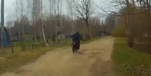 Не остановился и пытался скрыться: мотоциклиста без прав задержали. Видео (видео)