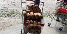 Читатель показал, как выгружают хлеб в одном из белорусских магазинов. Видео понравится не всем
