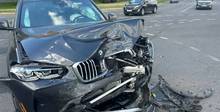 Видео: 70-летний водитель BMW выехал на красный и попал в ДТП (видео)