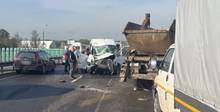 7 человек оказались в больнице после ДТП на МКАД: водитель грузовика не справился с управлением (видео)