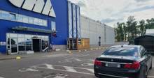 BMW и сразу два места для инвалидов. Странная манера парковк