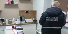 Просроченные препараты и нелегальные уколы. Налоговая пришла к косметологу из соцсетей