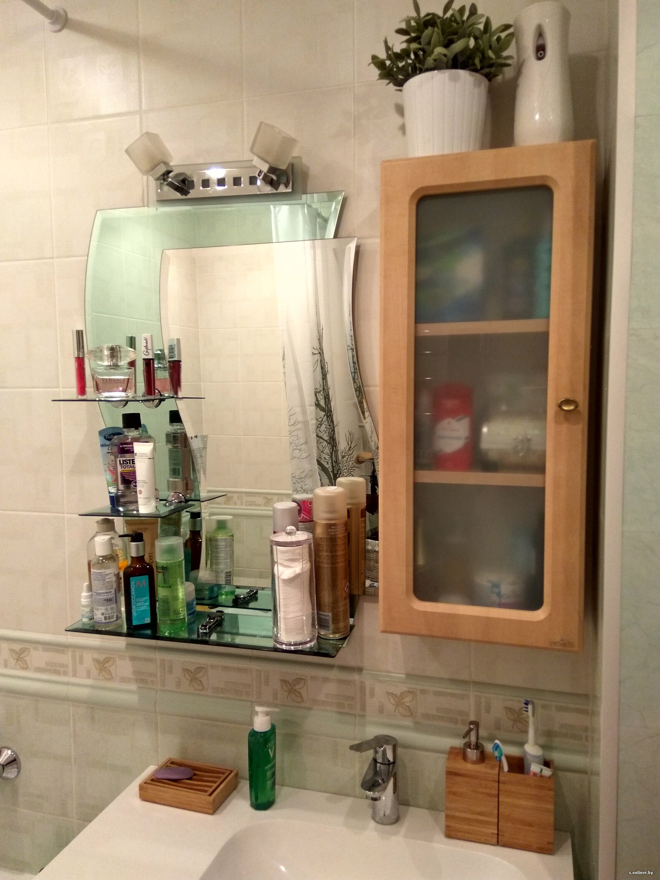 Вешаем шкаф в ванной. Шкаф в ванную над раковиной. Полка над раковиной в ванной с зеркалом. Шкаф над раковиной в ванной. Шкаф в ванную комнату с зеркалом над раковиной.